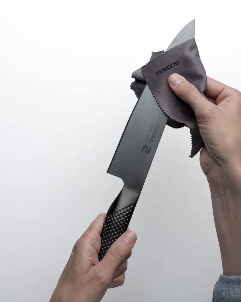 GZ-2 Polishing Cloth_GZ-Cloth_in_use_1.webp