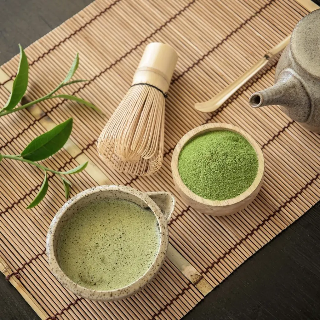 matcha-ceremonie-met-whisk-lepel-matcha.webp