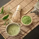 matcha-ceremonie-met-whisk-lepel-matcha.webp