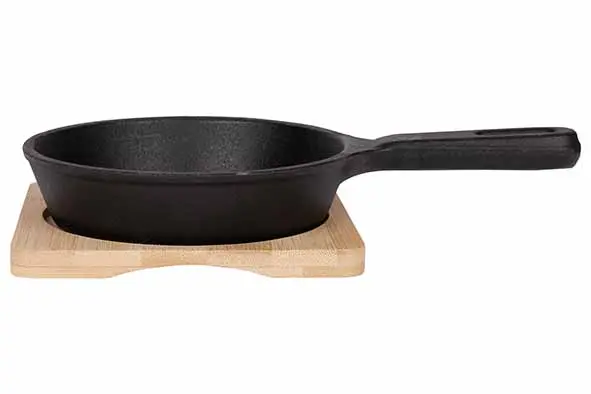 GRATINSCHOTEL GIETIJZER D12,5CM OP PLANKJE