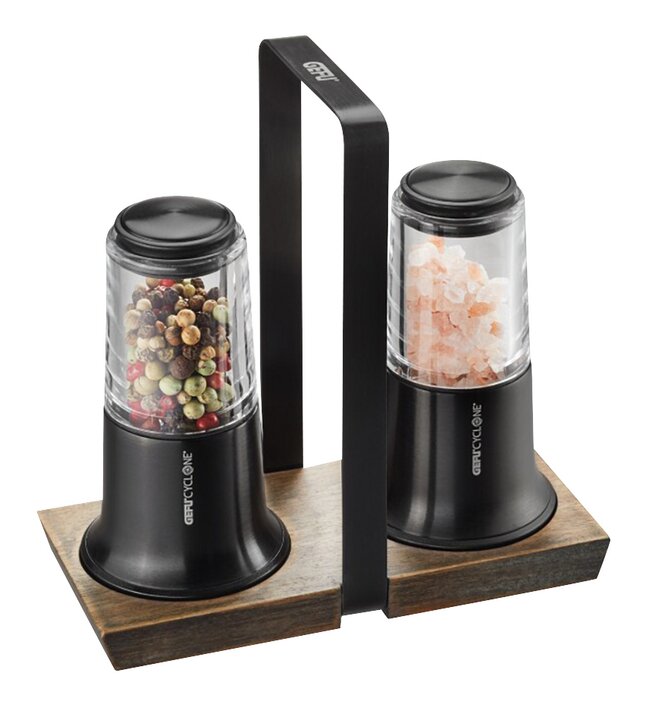 GEFU PEPER EN ZOUT SET ZWART OP TRAY VAN ACACIAHOUT